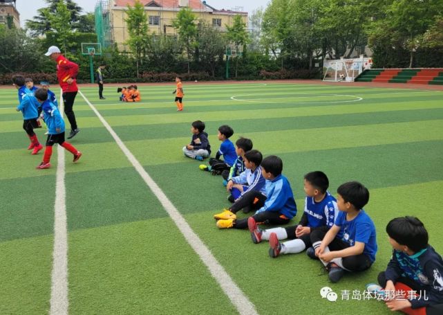 星翼足球俱乐部教练员刘帅帅,孙童向小球员面授机宜.