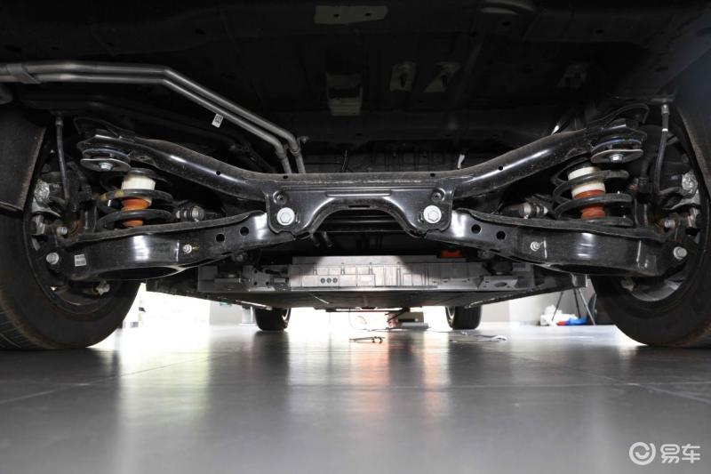 底盘方面,imax8 ev采用的是前麦弗逊,后多连杆式独立悬架,前后均采用