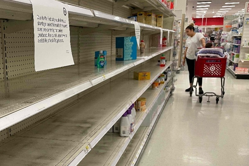组图：美国“奶粉荒”持续，各地超市货架空空，商家宣布限购