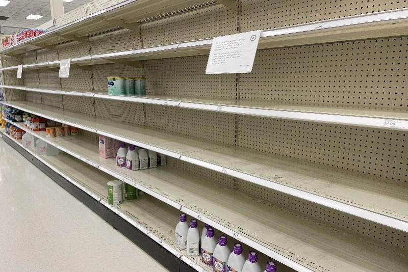 组图：美国“奶粉荒”持续，各地超市货架空空，商家宣布限购
