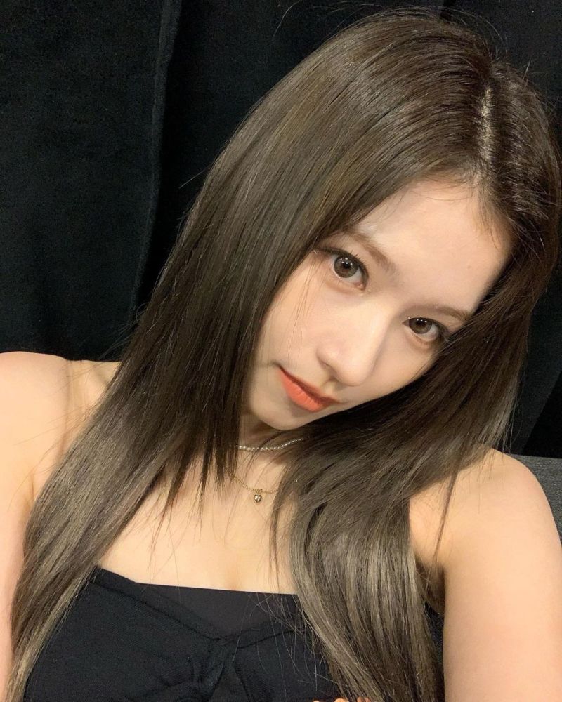 twice成员sana晒近照平滑的肩部曲线展现致命美感