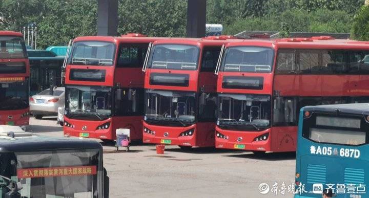 5月18日,在济南公交省建筑机械厂场区,十辆比亚迪生产的红色涂装双层