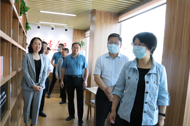 沂水新华书店经理田洪霞,沂水县文化和旅游局相关领导,沂水县图书馆