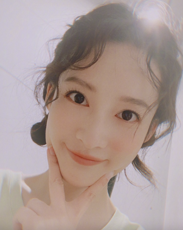李沁久违晒自拍,梳双马尾丸子头俏皮可爱