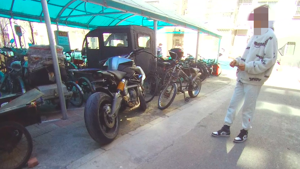 寻刺激改装摩托车“炸街”，两人被大兴警方行拘范海