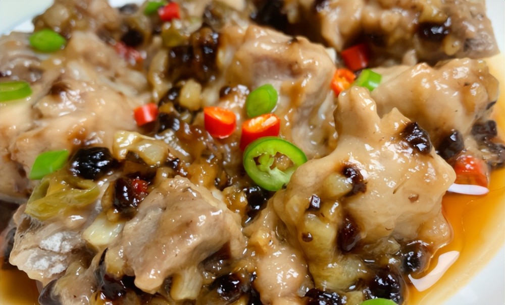 蒸出的排骨才嫩再放入排骨,猛火蒸10分钟,清蒸排骨出炉清蒸排骨的做法