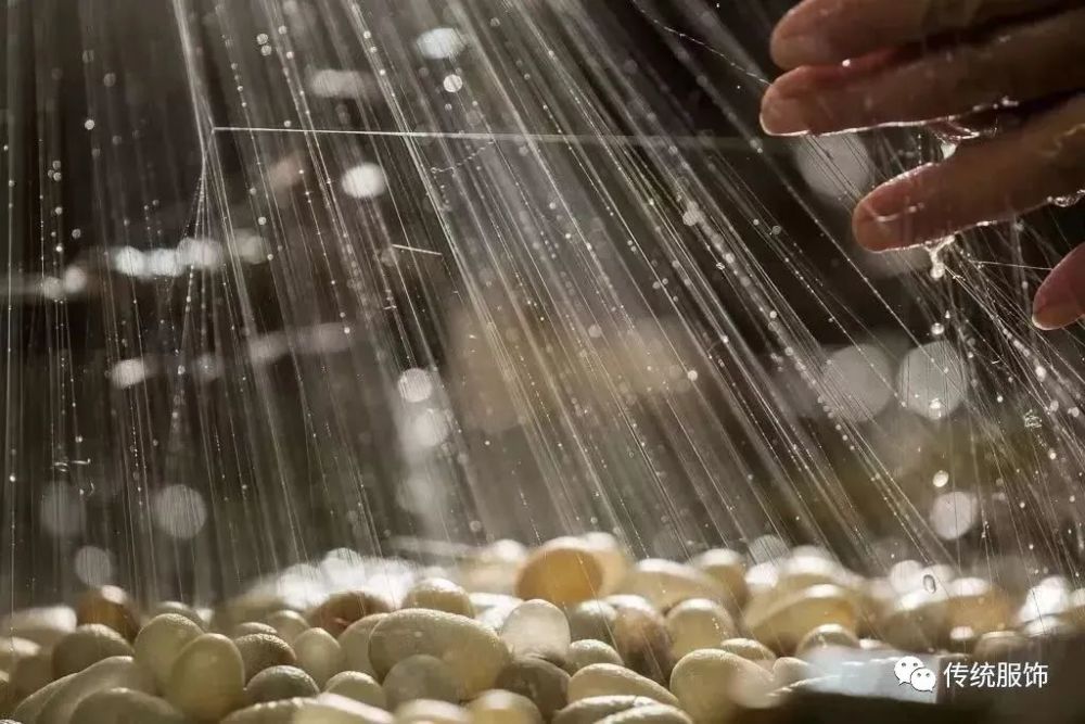 生丝而生丝进一步脱去丝胶以后,变成柔软易于染色的丝线,就是"熟丝