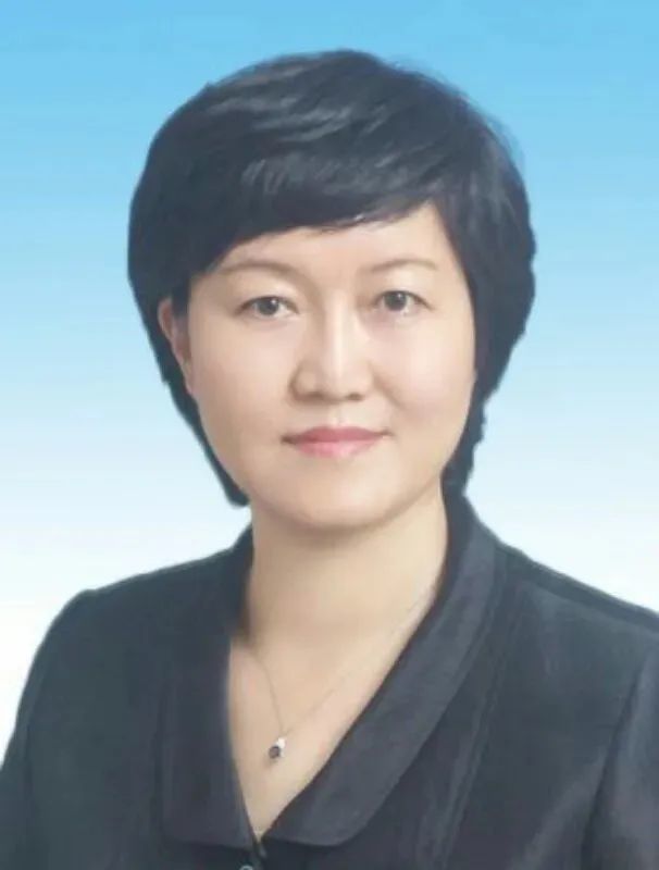 两位美女官员,同一天落马