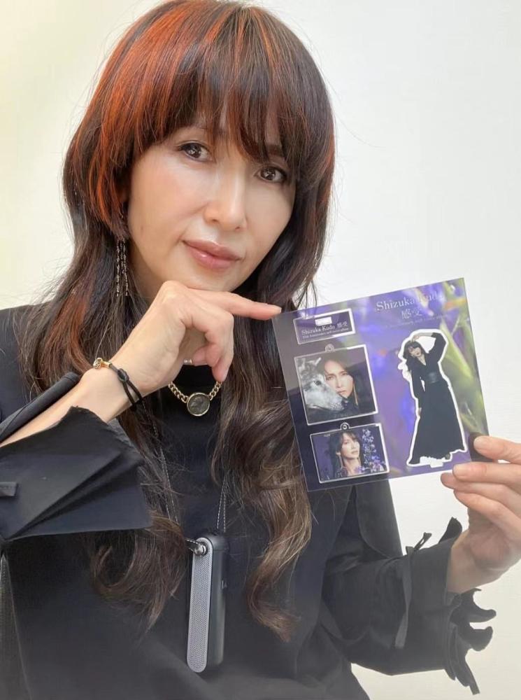 52岁工藤静香驾豪车开会抬手露腰腹部平坦木偶纹明显被吐槽脸崩