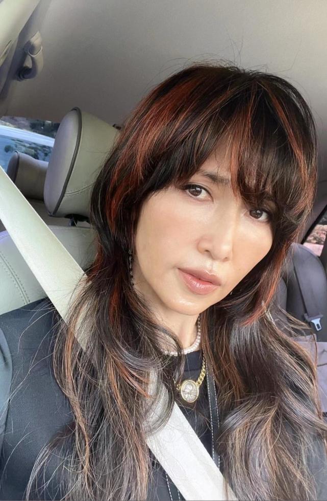 52岁工藤静香驾豪车开会,抬手露腰腹部平坦,木偶纹明显被吐槽"脸崩"