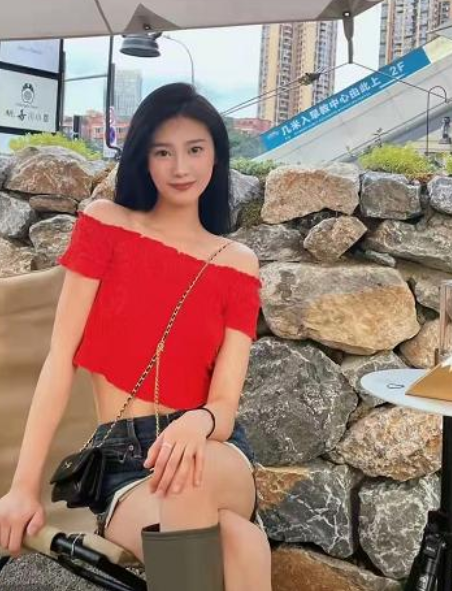 刘洲成晒挥拳脚踹视频被质疑拿家暴当流量新女友自称是沙袋