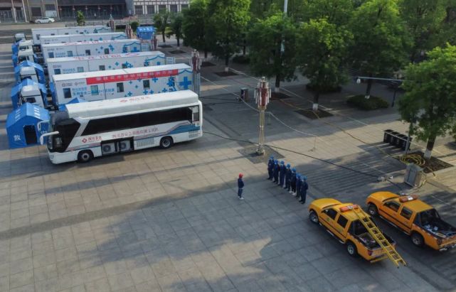 2022年5月12日，国家电网四川省广安供电公司在邻水县黄桷树公园为方舱车搭接临时电源（无人机照片）。中新社发 邱海鹰 摄