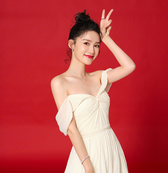 李沁新发型堪比"整容",烫羊毛卷穿牛油果色变软妹,形象大变样_腾讯