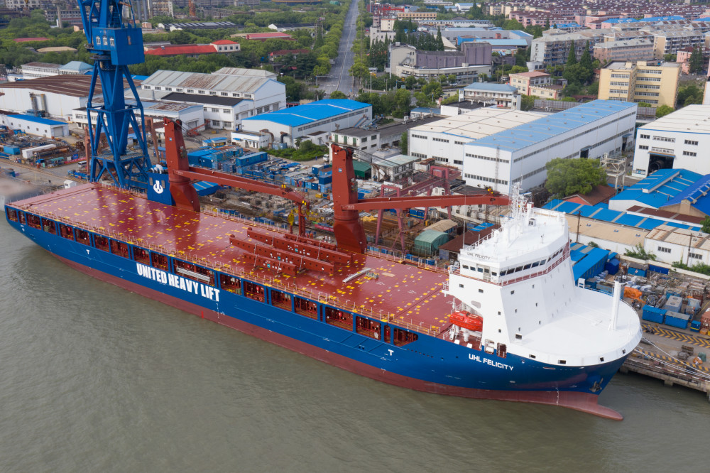 一天两节点！沪东中华全球最大集装箱船出坞，多用途重吊船交付