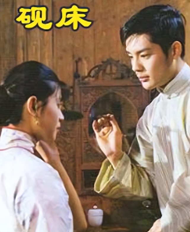 文工团排练话剧,看完剧本后他决定暂时放弃话剧上的角色,出演这部电影