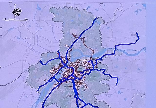 無意中曝光了一張南京2035年的軌交規劃圖,彼時的地鐵線數目,是一個