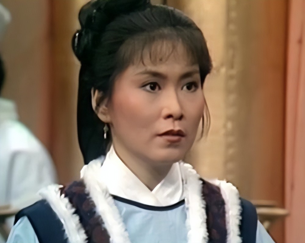 李司棋拎万元包现身,请14人吃自助餐太豪气,已在