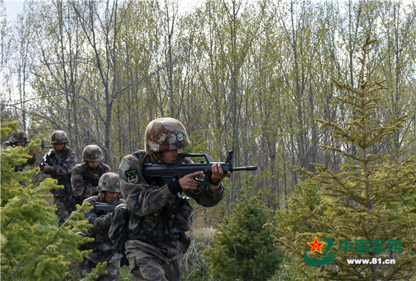 編組較量！新疆軍區某團展開多課目連貫考核地球的外星人