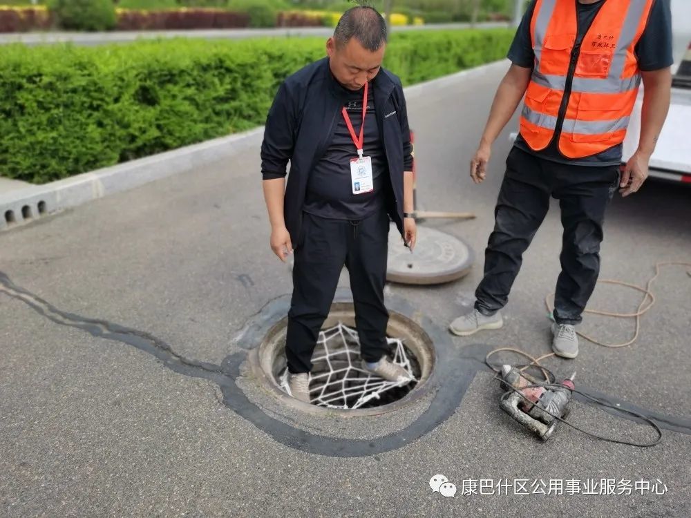 康巴什井盖防坠做得如何?官方回复……_腾讯新闻