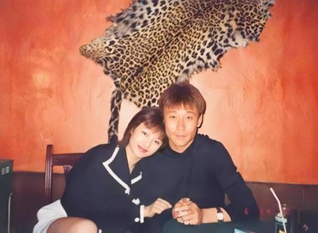 "傻大姐"那英:未婚生子被弃,带孩子嫁给孟桐,54岁成人生赢家