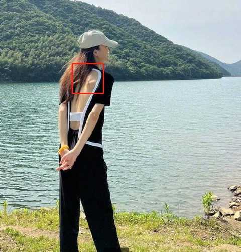 金晨大露白嫩少女背,蝴蝶骨突出尖到吓人,瘦成皮包骨被调侃"排骨精"