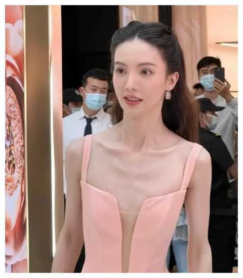 金晨大露白嫩少女背,蝴蝶骨突出尖到吓人,瘦成皮包骨被调侃"排骨精"
