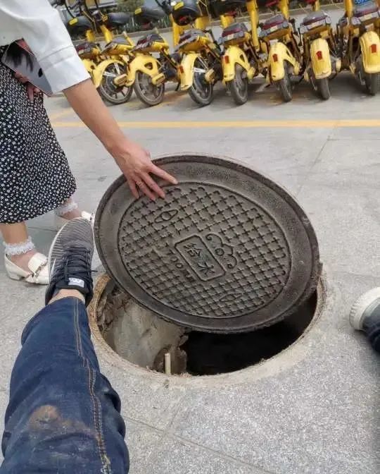 洛南一市民踩到松动井盖摔倒受伤,城管局:正在排查加固中