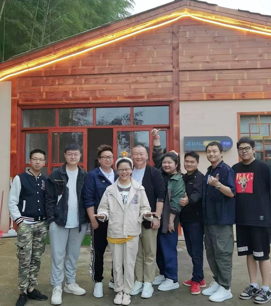 我认识童小花(童鸣),快20年了.