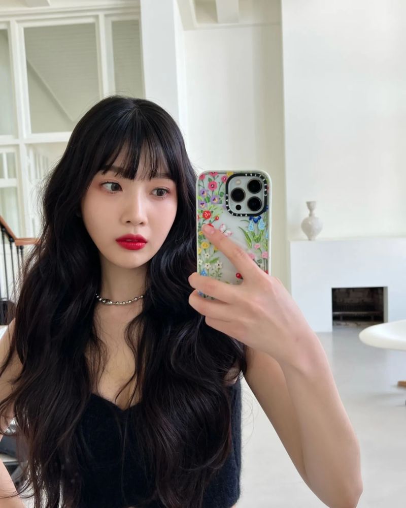 "黑发红唇明艳美女",red velvet朴秀荣晒近照,短款t恤秀蚂蚁腰_腾讯