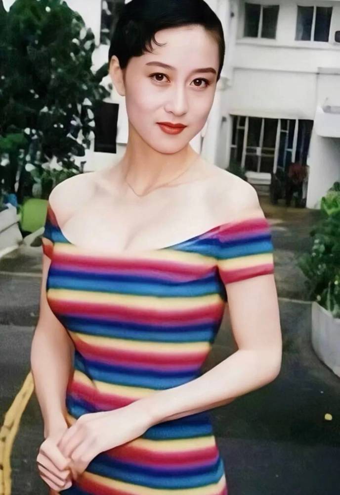 利智年轻时确实称得上是"性感尤物",而且她很擅长用服装展现自己的