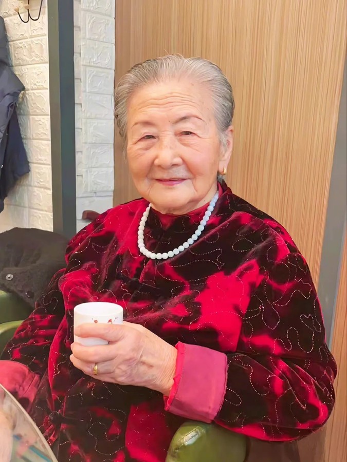 陈数99岁姥姥气质真绝!红衫配黑裤优雅慈祥,一头白发难掩好气色插图2