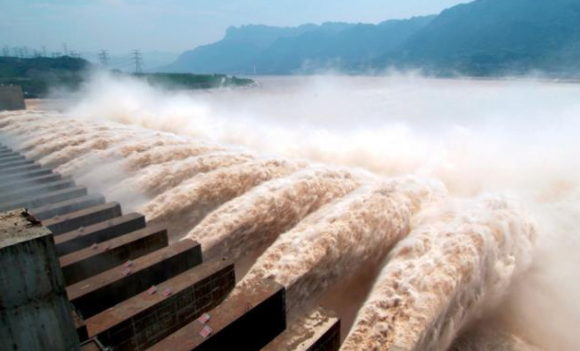 若撬开三峡大坝全部闸门,放掉大坝里面的水,得花多长时间?