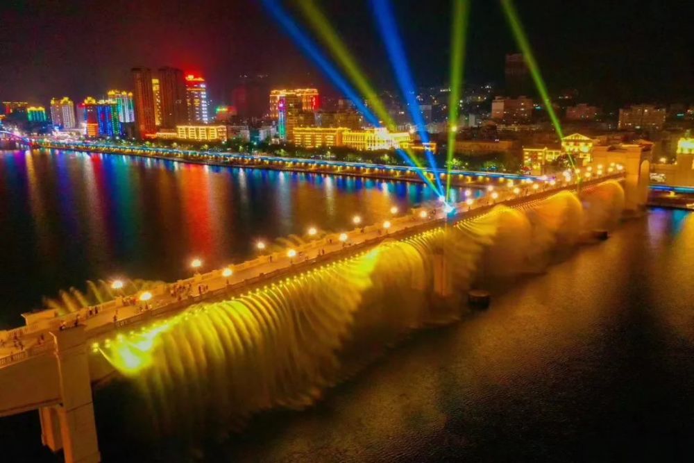 晚餐后,大家可以去观赏青田夜景,逛一逛景云大桥,防洪堤,顺着瓯江,便