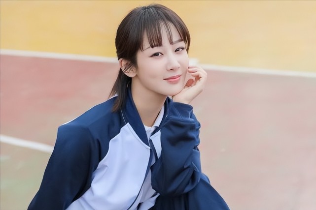 杨紫校园写真曝光,丑丑的校服穿出惊艳感,是漂亮学姐没错了!