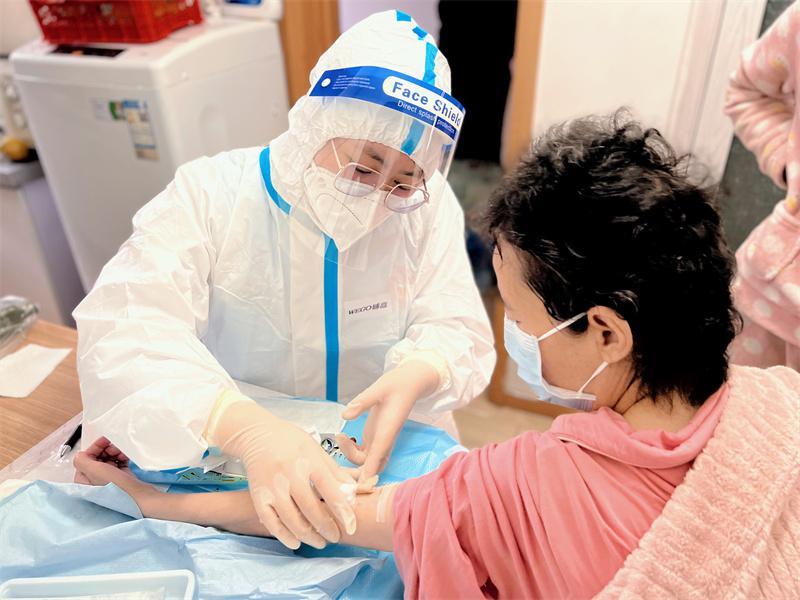 隔离不隔爱，家庭医生上门送药护理_腾讯新闻