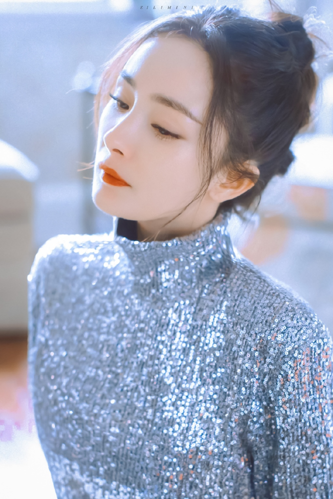 杨幂绝美盘发造型释出,犹如20岁小姑娘般美丽动人