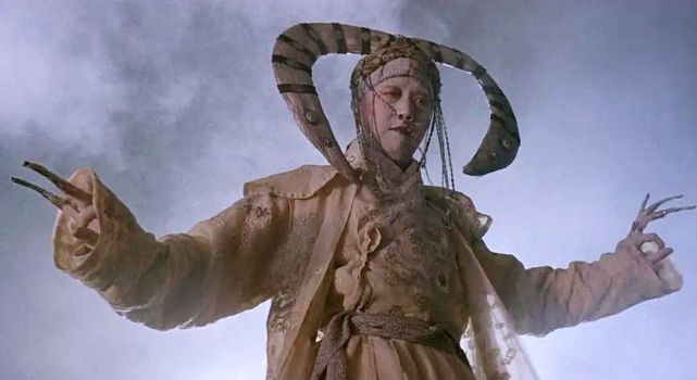 06《东方三侠》陈公公任世官饰演的陈公公是个半人半鬼的怪物,生活在