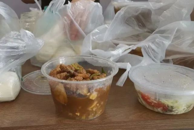 社区大忙人他在核酸检测点过生日