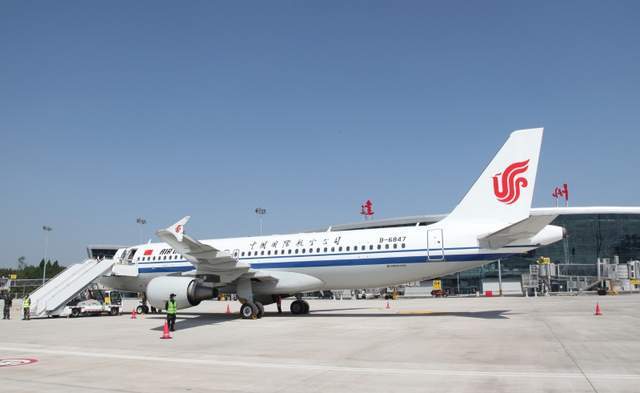 17时26分,执行国航ca4365航班的空客a319飞机搭载63名乘客,从深圳宝安