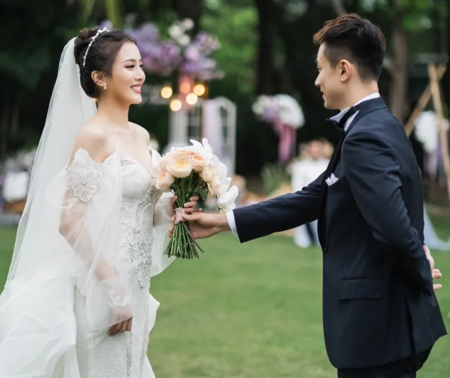 其四,王君瑞晒结婚照5月18日,辽宁队当家后卫赵继伟与妻子王君瑞,在