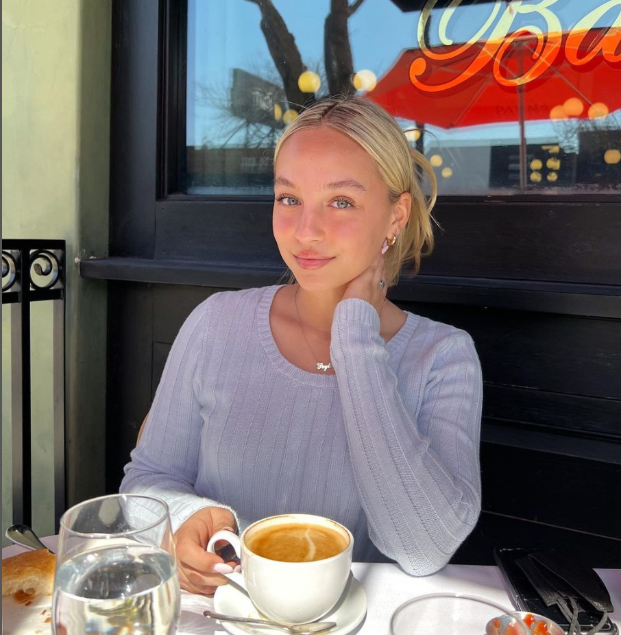 布朗尼女友曝光这也太美了笑容甜美气质出众詹嫂已关注她