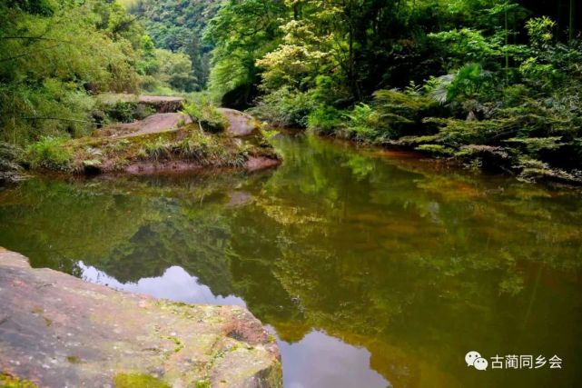 四川省古藺縣有個七彩池