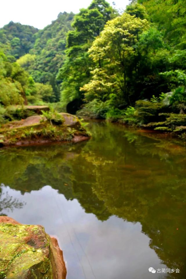 四川省古蔺县有个七彩池