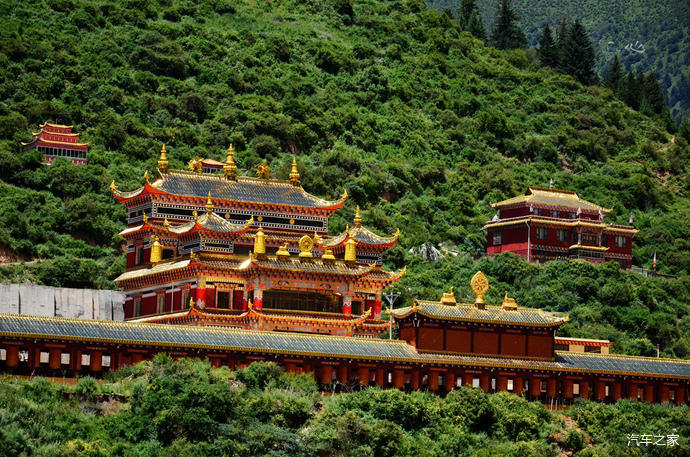 色达到马尔康山色湖光如画