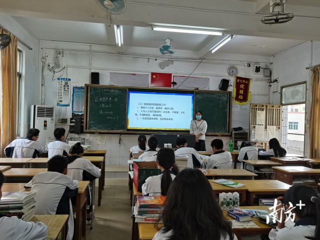 听听他们的故事吴川各学校多形式开展返校复课第一课