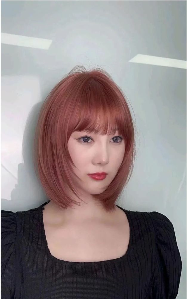 齐脖波波头发型还可以尝试把两侧头发修剪出层次,看上去会更柔美更