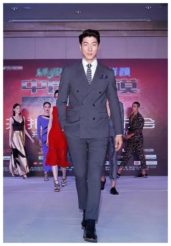 身高超过185的12位男星个个鹤立鸡群不用偷偷塞内增高