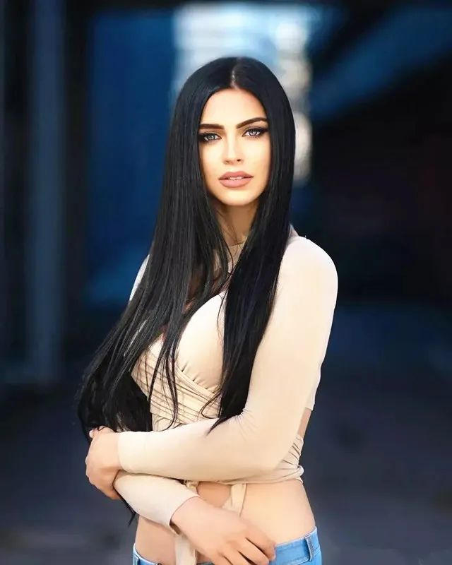 塞尔维亚国宝级超模,漫画身材蜜桃臀,牛仔t恤也能演绎超模范_腾讯新闻