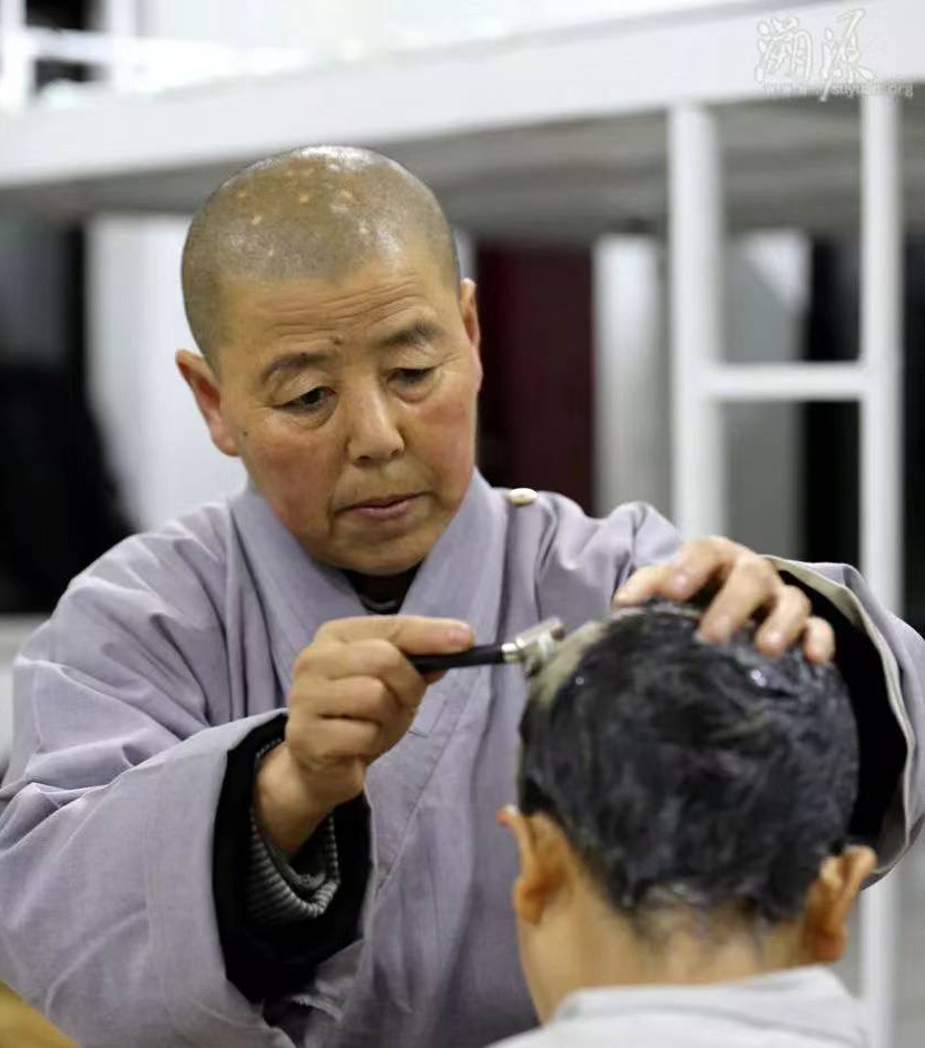 中国罕见的女苦行僧,风餐露宿戒律严明,一日一餐,终生不可碰钱_腾讯