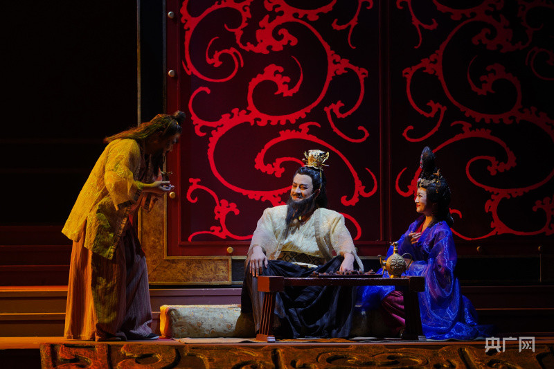 话剧《南越王》演出剧照(央广网记者 官文清摄)话剧《南越王》演出